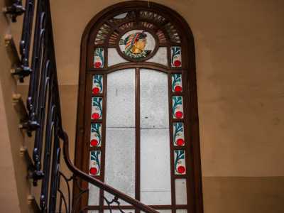 Il secondo pianerottolo presenta anch'esso una vetrata....